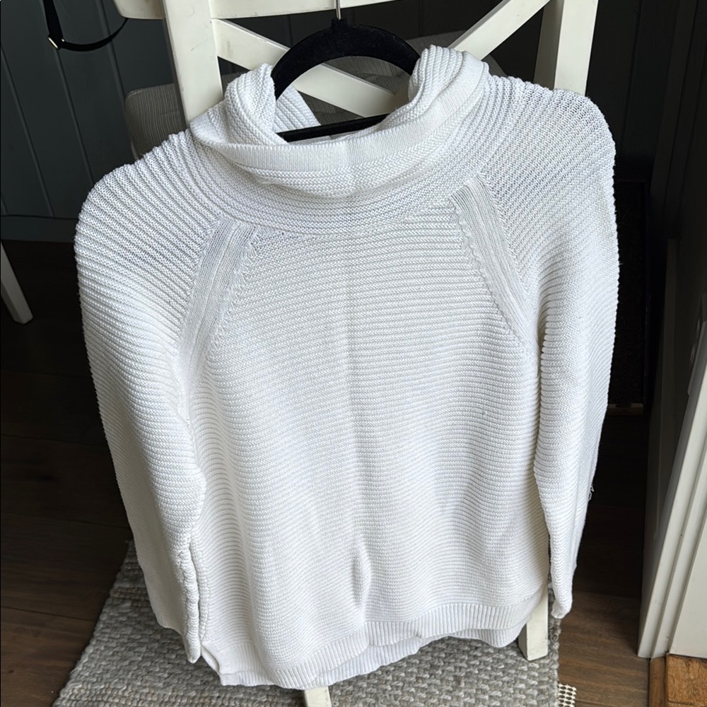 Kenneth Cole White Turtleneck Sweater with Ribbed Texture